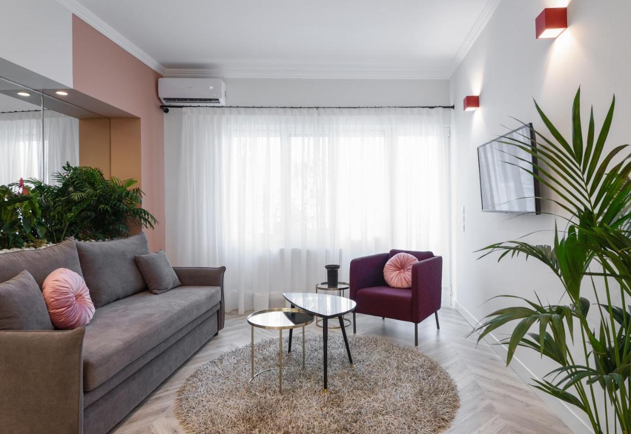 Athenian Sensations And In The Heart Of * Atene
